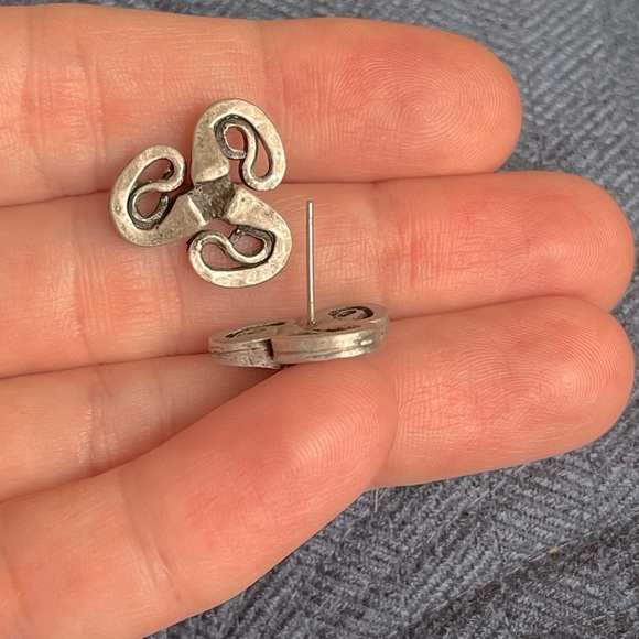 Vintage silver tone triskele stud earrings perfect condition nice weight - Picture 3 of 3